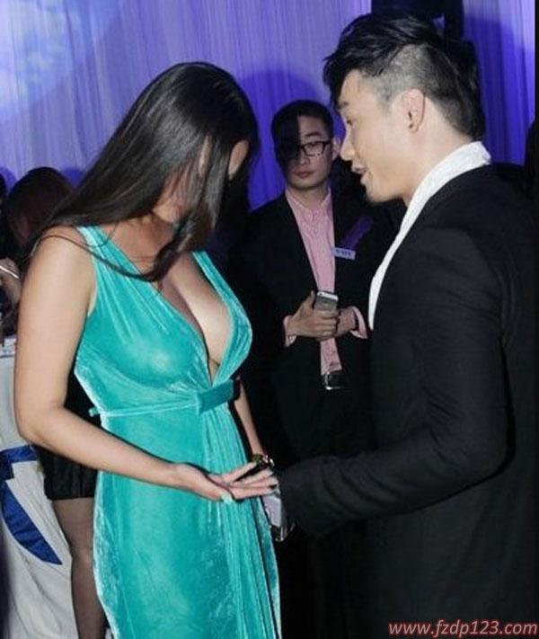 谁有王李丹妮胆子大, 一袭深V长裙真空出镜穿得让众人眼睛都绿了