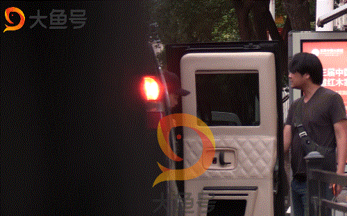 向佐开豪车带美女聚餐, 情史奇葩的太子爷从来不缺女伴!