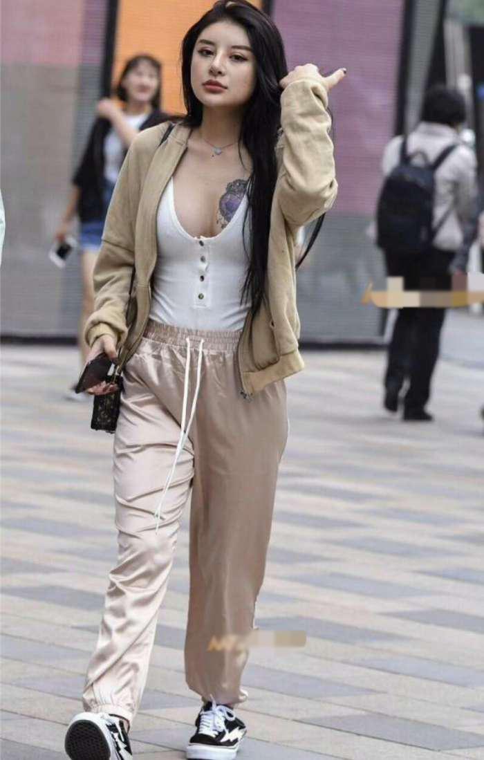 街拍: 纹身女生都那么跩? 是我就一个反手