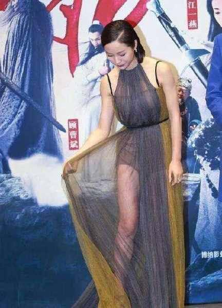 江一燕裙子通透参加活动, 遭调侃: 打底裤都不穿, 下回是打算光着?