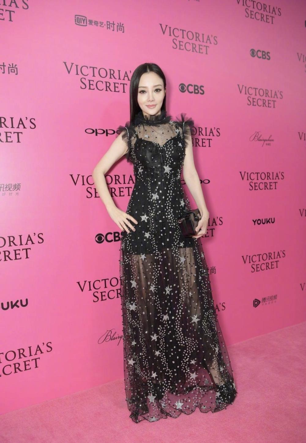 维密红毯明星造型照, 网友吐槽: 到底是谁得罪了摄影师?