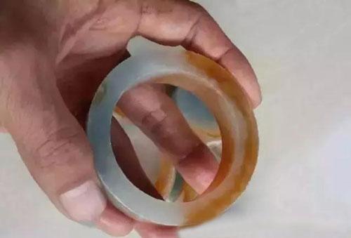 花万元买下的一块大马坎翡翠原石, <wbr>切开后嘴都合不拢了!