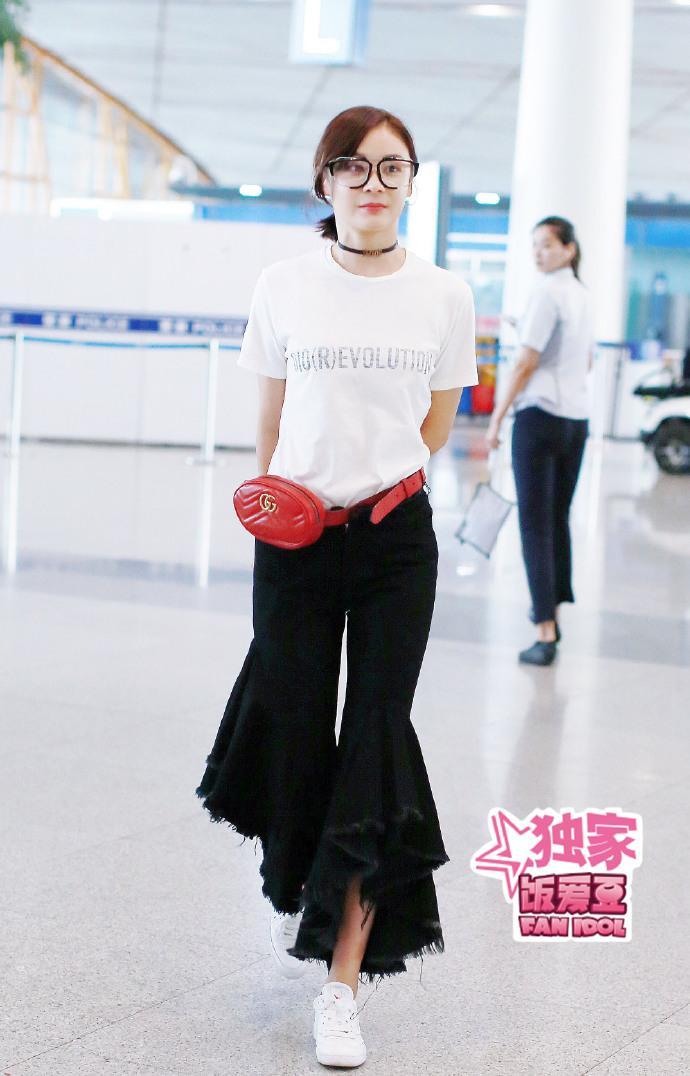 袁姗姗现身机场街拍, 身穿白Tee搭配喇叭裤, 网友: 脸都圆成汤圆了