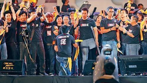 董卿跪着主持, 刘德华下跪感谢获尊重, 但这两人跪着却被骂惨了!