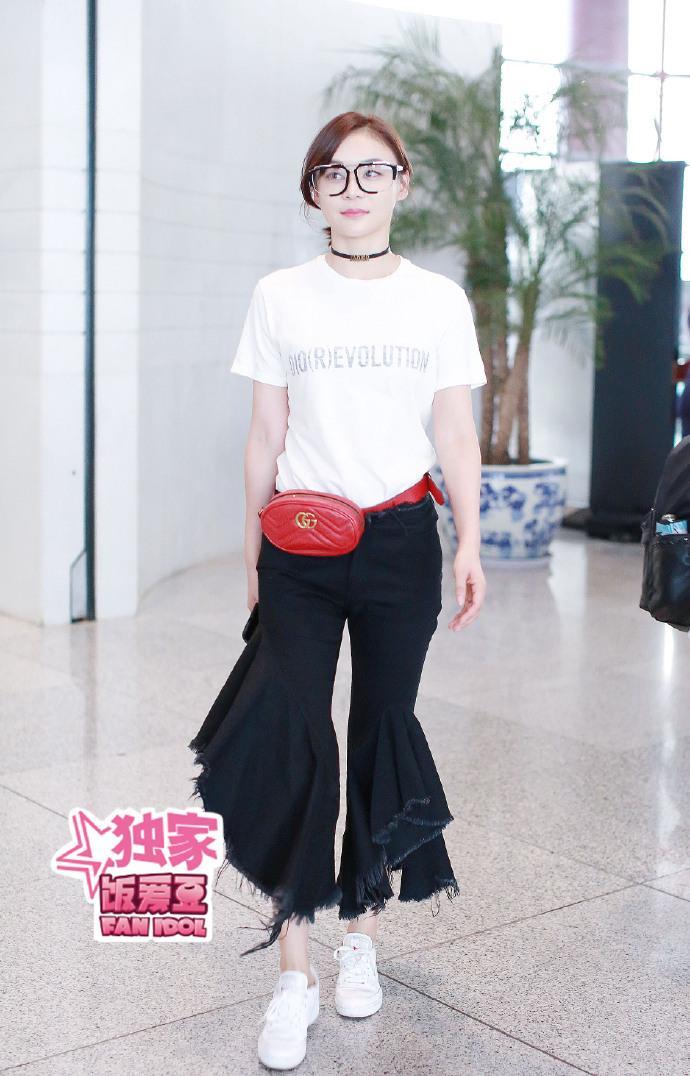 袁姗姗现身机场街拍, 身穿白Tee搭配喇叭裤, 网友: 脸都圆成汤圆了