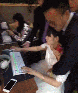 女人为了钱连基本的妇道都不要了