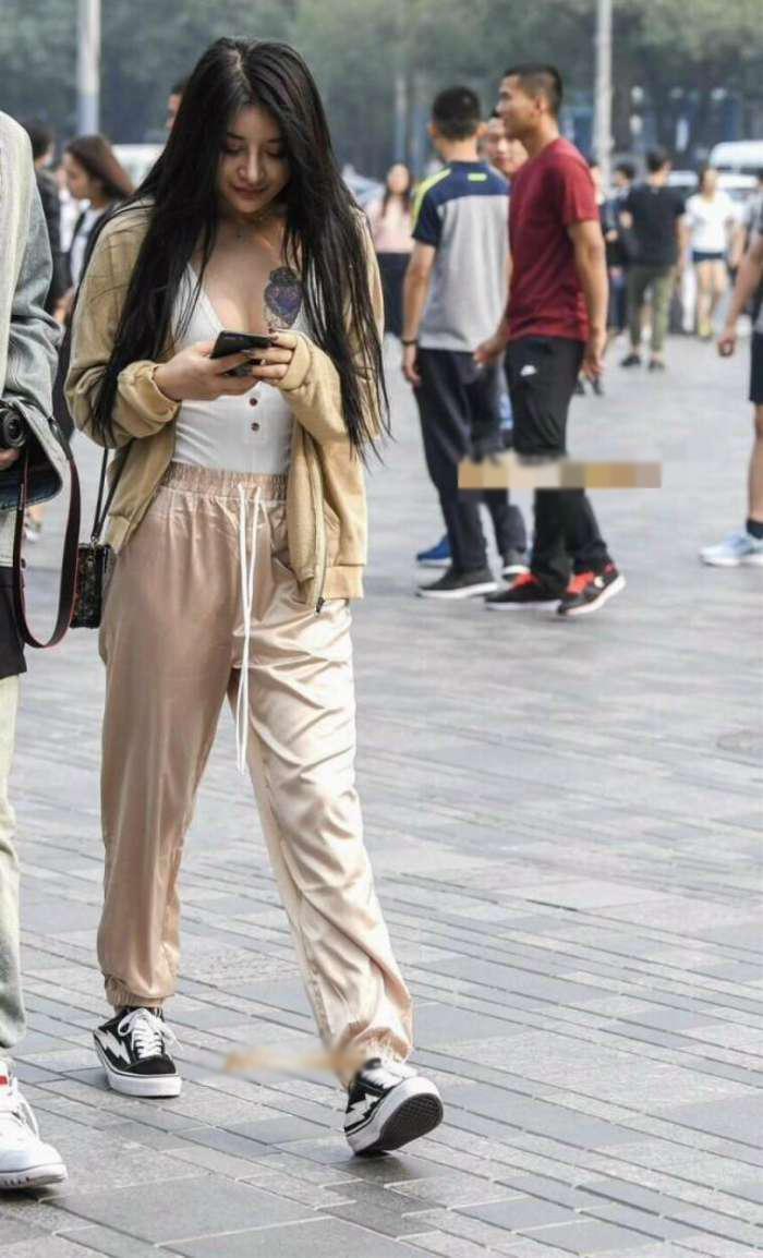 街拍: 纹身女生都那么跩? 是我就一个反手