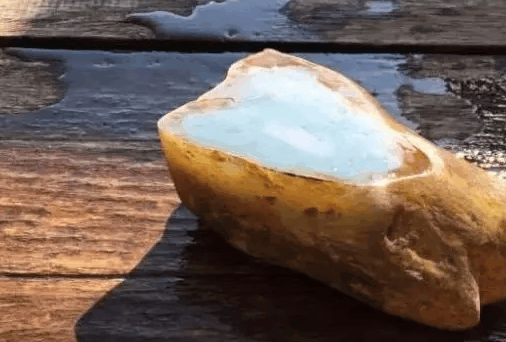 花万元买下的一块大马坎翡翠原石, <wbr>切开后嘴都合不拢了!