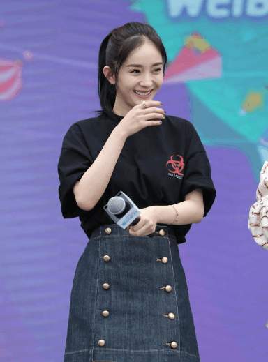 杨幂出席粉丝见面会未修图片流出, 完美展现明星跟普通人的差距