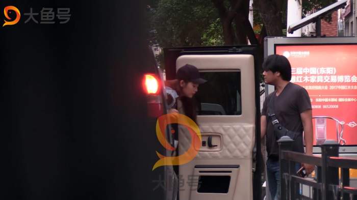 向佐开豪车带美女聚餐, 情史奇葩的太子爷从来不缺女伴!