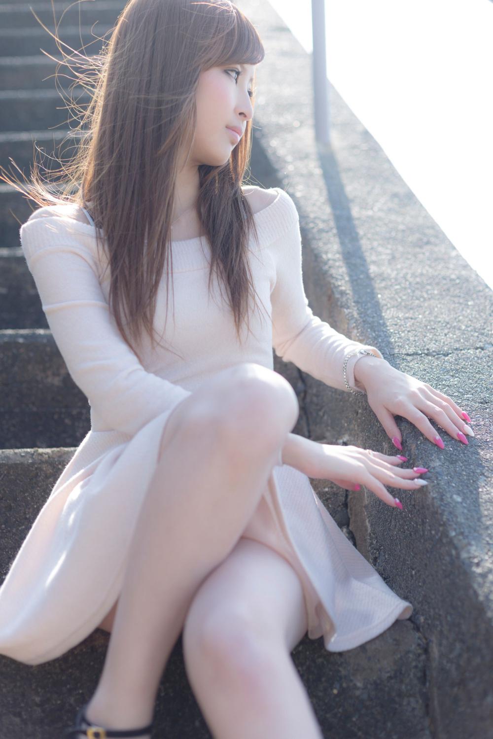 台阶上的粉裙美少女“它”的美值得令人驻足!