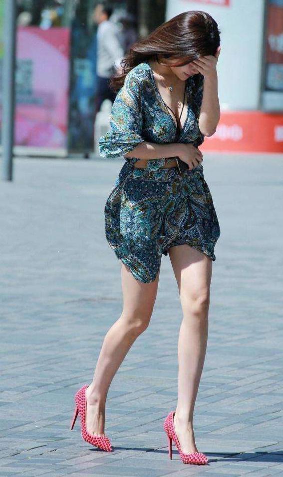 街拍: 美女穿度假裙出来面对疾风, 吹起来自己都尴尬
