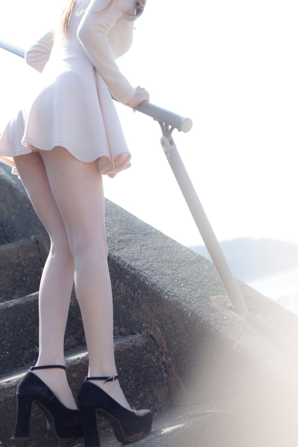 台阶上的粉裙美少女“它”的美值得令人驻足!