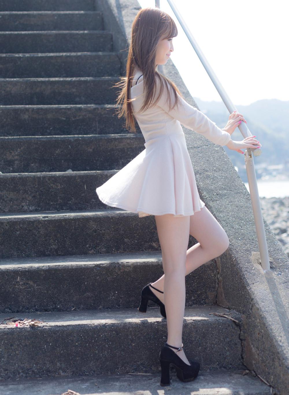 台阶上的粉裙美少女“它”的美值得令人驻足!