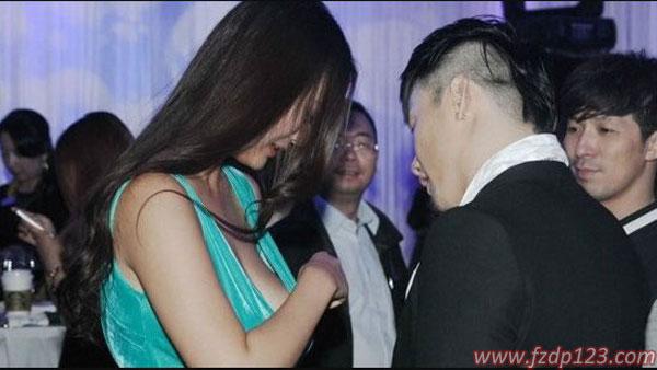 谁有王李丹妮胆子大, 一袭深V长裙真空出镜穿得让众人眼睛都绿了