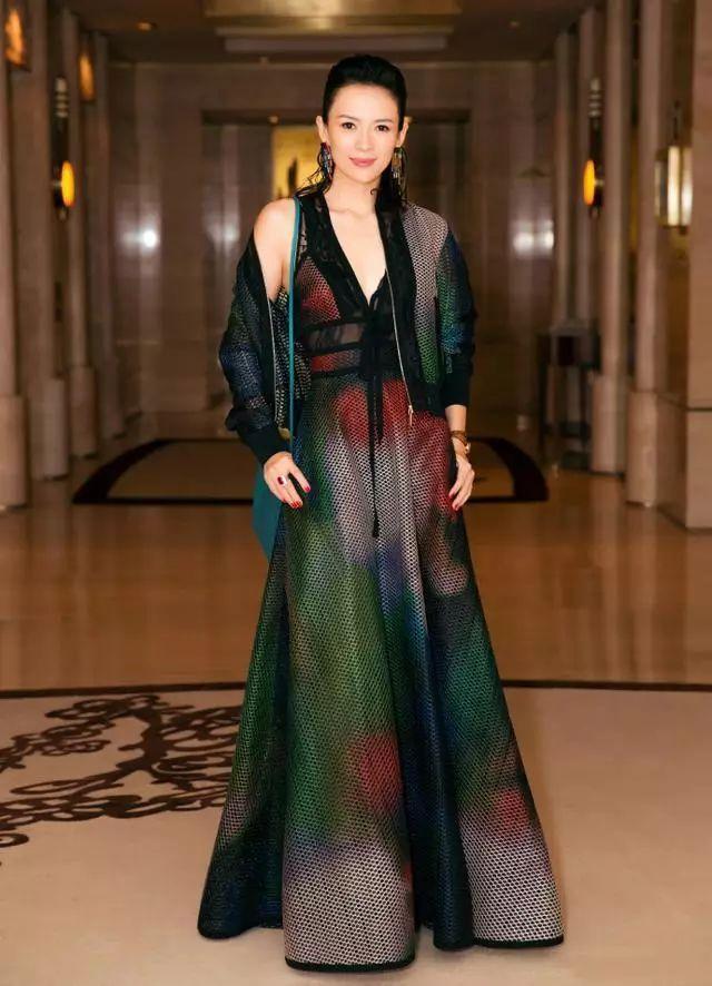 网友都称章子怡为现实“千颂伊”。