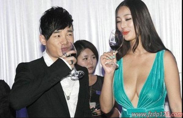 谁有王李丹妮胆子大, 一袭深V长裙真空出镜穿得让众人眼睛都绿了