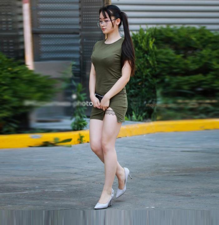 路人街拍: 黄金身材的重庆妹子, 超可爱!