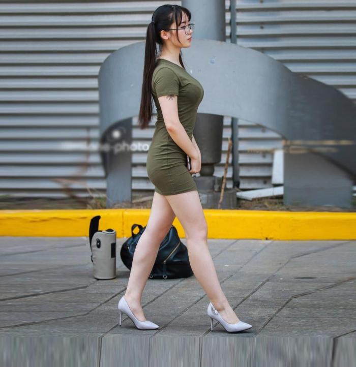 路人街拍: 黄金身材的重庆妹子, 超可爱!