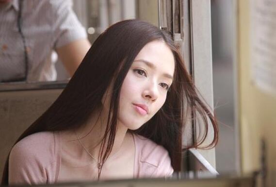 郭碧婷微博晒晨照 网友: 嫌她腿上肉多的人太年轻