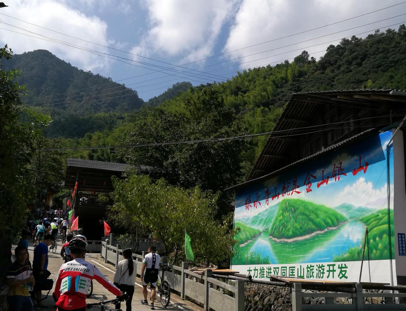 老支书封山育林40年带富全村人 光酸枣糕年入