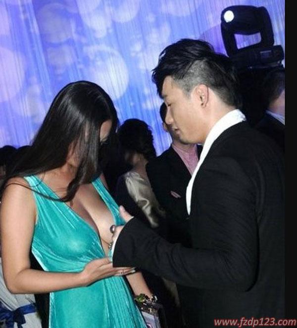 谁有王李丹妮胆子大, 一袭深V长裙真空出镜穿得让众人眼睛都绿了