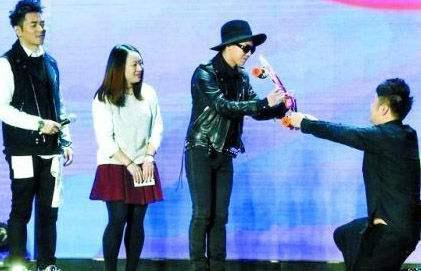 董卿跪着主持, 刘德华下跪感谢获尊重, 但这两人跪着却被骂惨了!