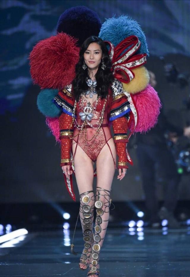 刘雯携天使翅膀走维密大秀, 何穗拿到两对翅膀, 网友: 维密亲闺女!