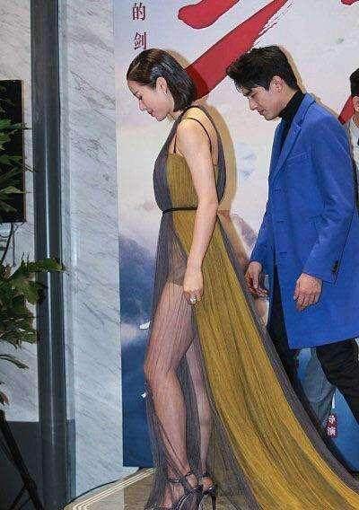 江一燕裙子通透参加活动, 遭调侃: 打底裤都不穿, 下回是打算光着?