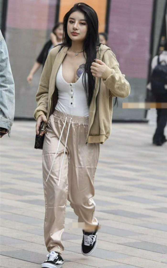 街拍: 纹身女生都那么跩? 是我就一个反手