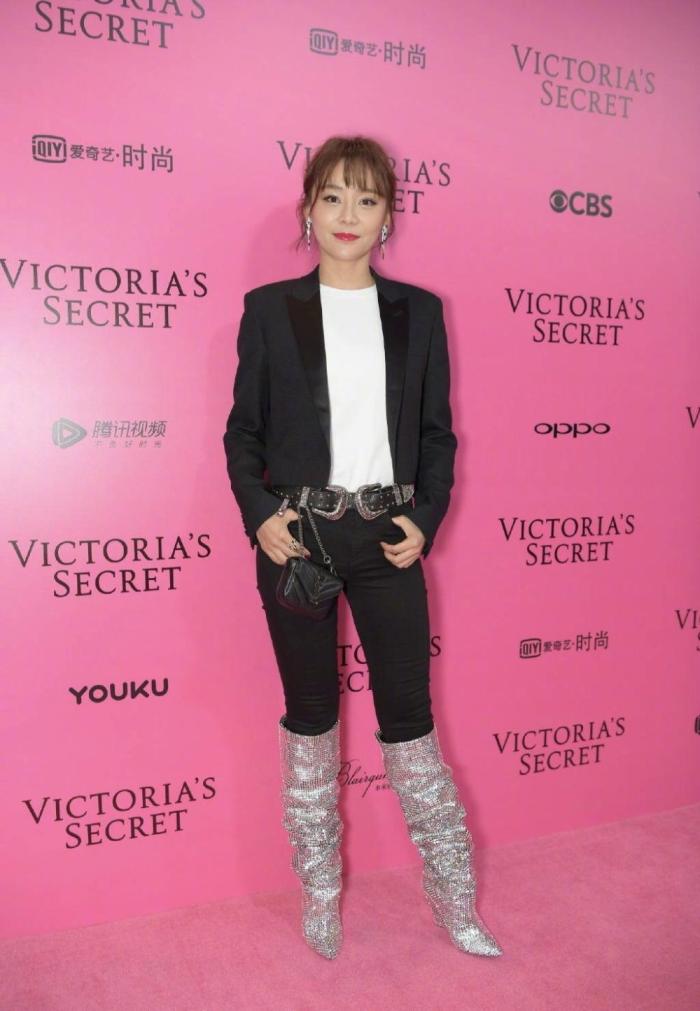 维密红毯明星造型照, 网友吐槽: 到底是谁得罪了摄影师?