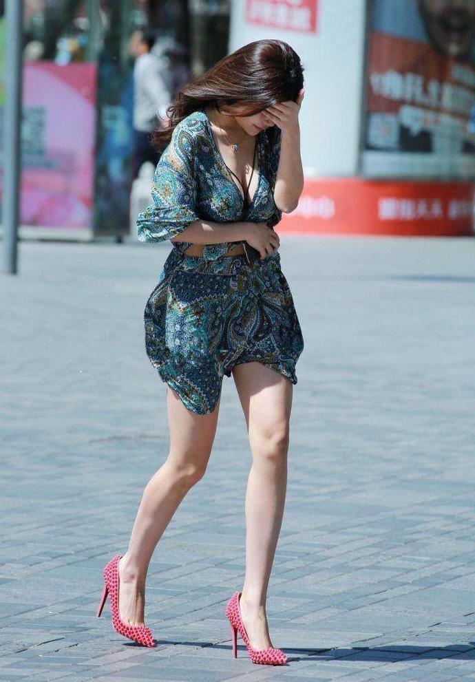 街拍: 美女穿度假裙出来面对疾风, 吹起来自己都尴尬