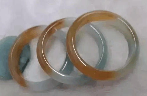 花万元买下的一块大马坎翡翠原石, <wbr>切开后嘴都合不拢了!