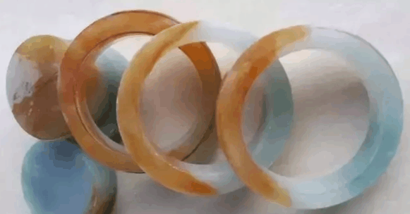 花万元买下的一块大马坎翡翠原石, <wbr>切开后嘴都合不拢了!