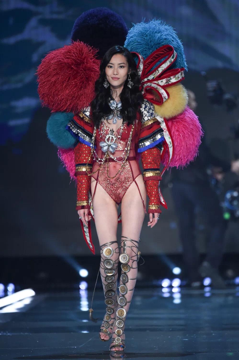 奚梦瑶何穗成话题女王, 为何刘雯无人问津? 王艺拉低了中国超模军团档次!