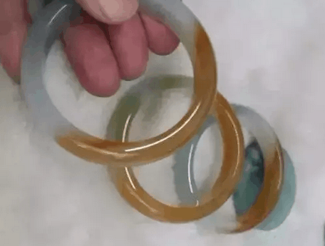 花万元买下的一块大马坎翡翠原石, <wbr>切开后嘴都合不拢了!