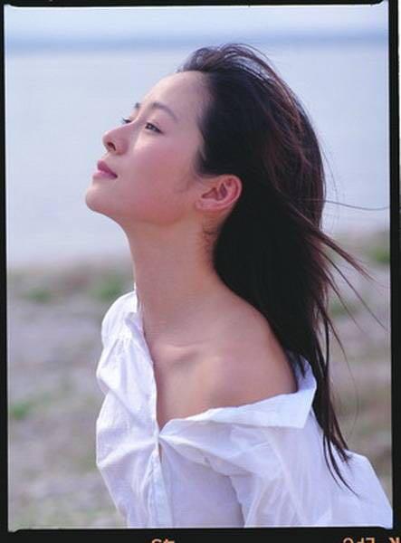 江一燕裙子通透参加活动, 遭调侃: 打底裤都不穿, 下回是打算光着?