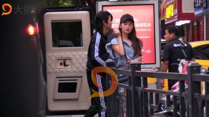 向佐开豪车带美女聚餐, 情史奇葩的太子爷从来不缺女伴!