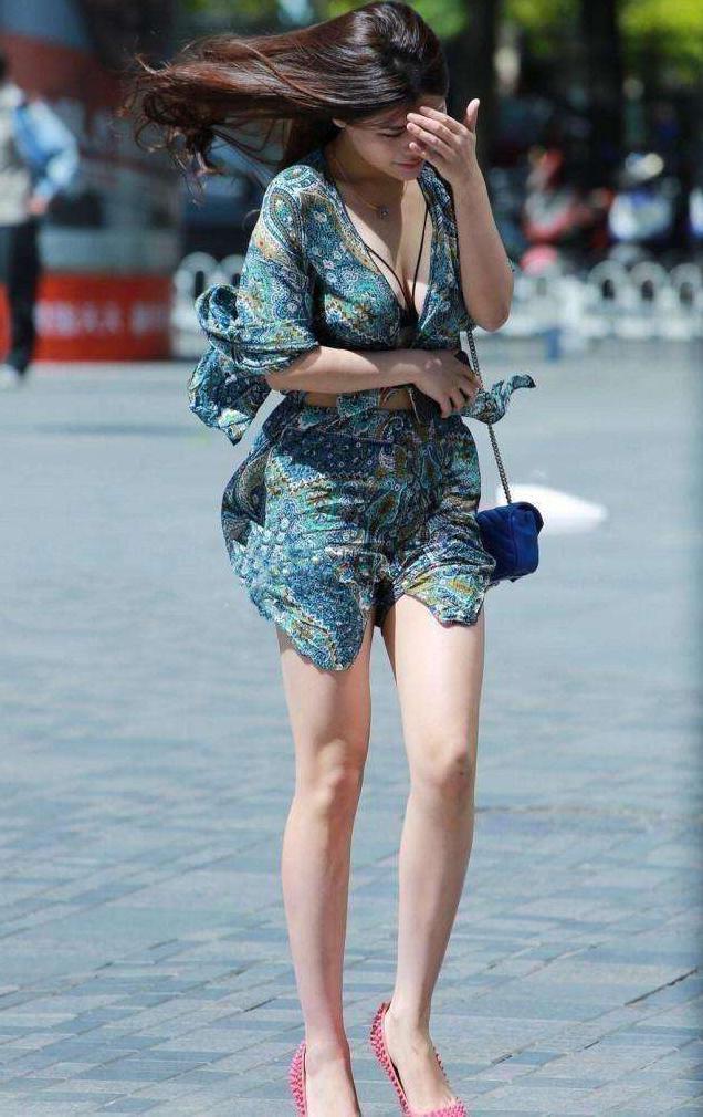 街拍: 美女穿度假裙出来面对疾风, 吹起来自己都尴尬