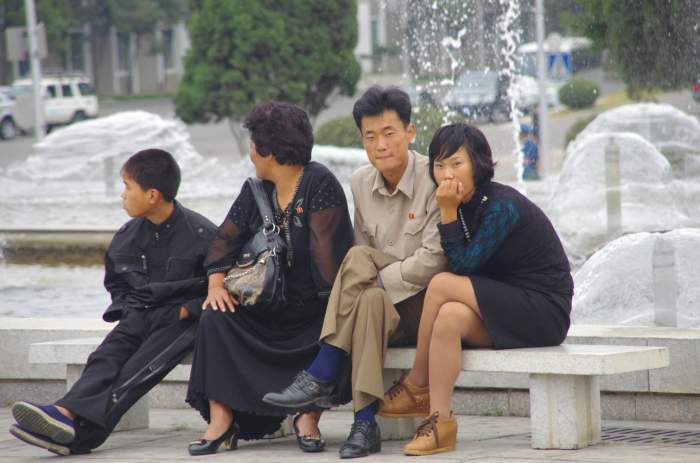 朝鲜男人爱穿皮鞋都是真皮的导游说家庭条件越好皮鞋越亮