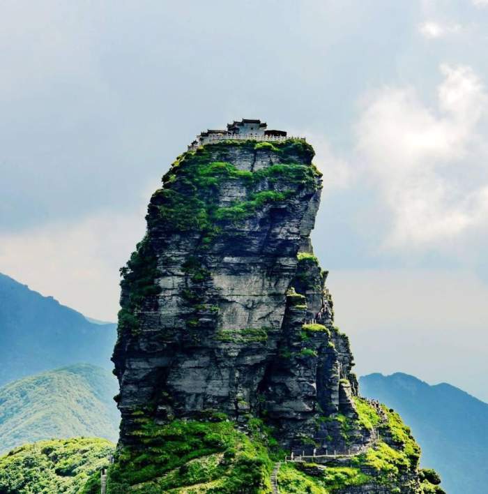 贵州第一山: 山顶上有一座神奇寺庙和一块神奇石头