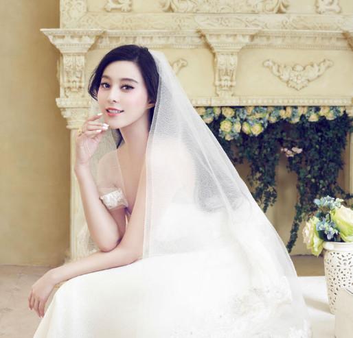 范冰冰晒猫咪, 床头的“不明物体”不小心暴露了女神的尺寸