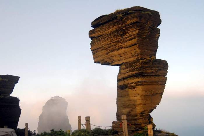 贵州第一山: 山顶上有一座神奇寺庙和一块神奇石头