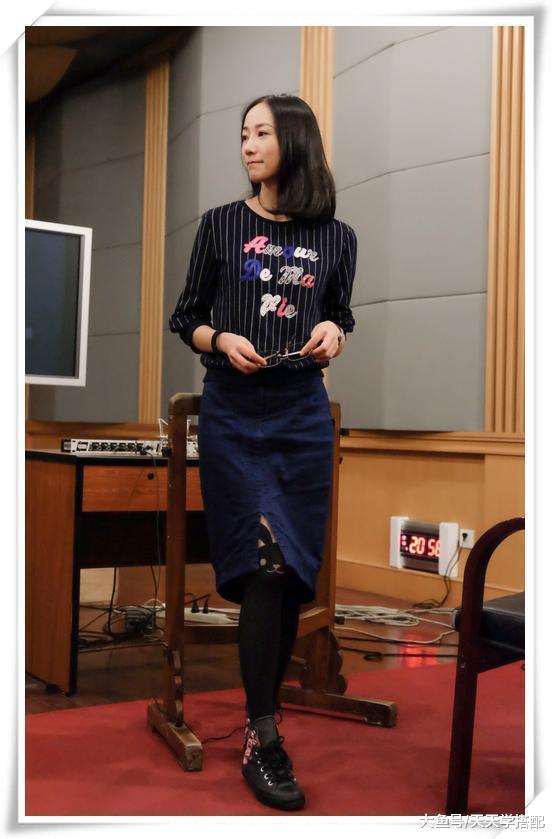 韩雪这裤子穿的真拉风! 直接开到大腿根, 网友: 这怎么走路啊?