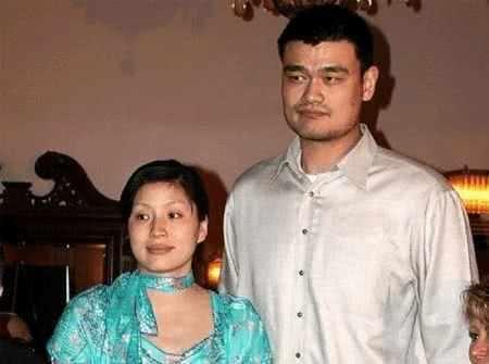 姚明妻子近照曝光, 37岁依旧貌美如花身材火爆, 八岁女儿1米6