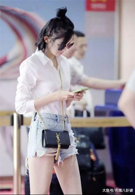 都疯了? 张靓颖穿热裤开口到腰, 宋茜透明衣敢真空出镜, 网友: 都学学韩雪