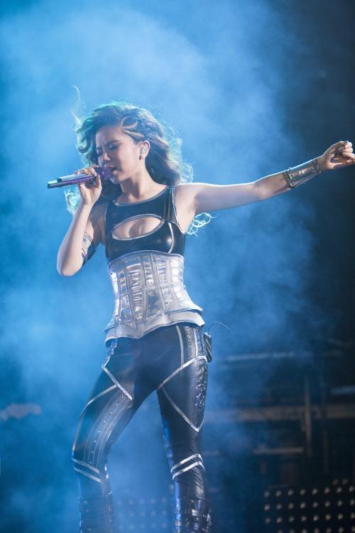 邓紫棋的上衣好紧, 上面让男人兴奋不已, 网友: 这谁受得了啊?