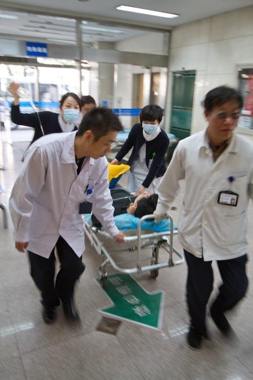 男子深夜求救, 医生询问原因, 媳妇憋红了脸: 这事也不赖我