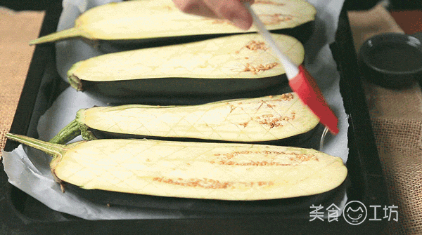 加入适量盐,蚝油,黑胡椒,翻炒均匀后覆在烤软的茄子上. gif 5.