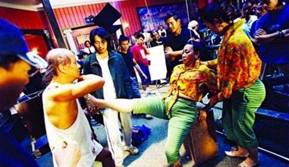 周星驰《功夫》珍贵幕后照片曝光: 这段戏原来是这么拍的!